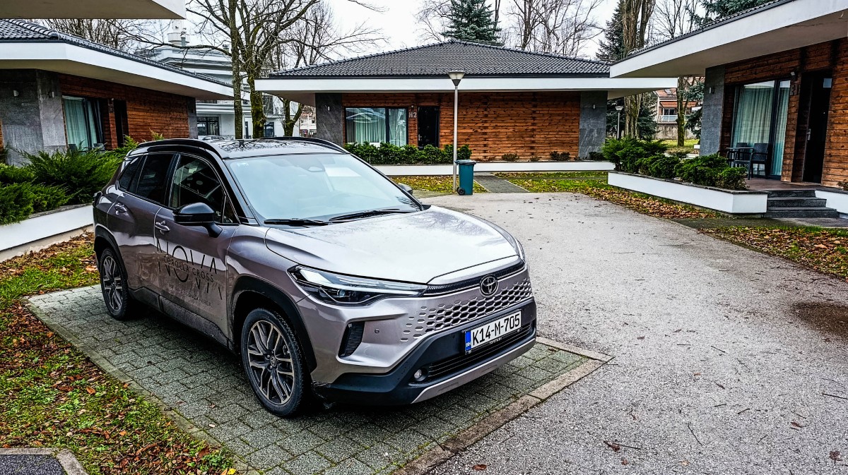 TEST: Toyota Corolla Cross 2.0 Hybrid – Nova definicija porodičnog hibrida